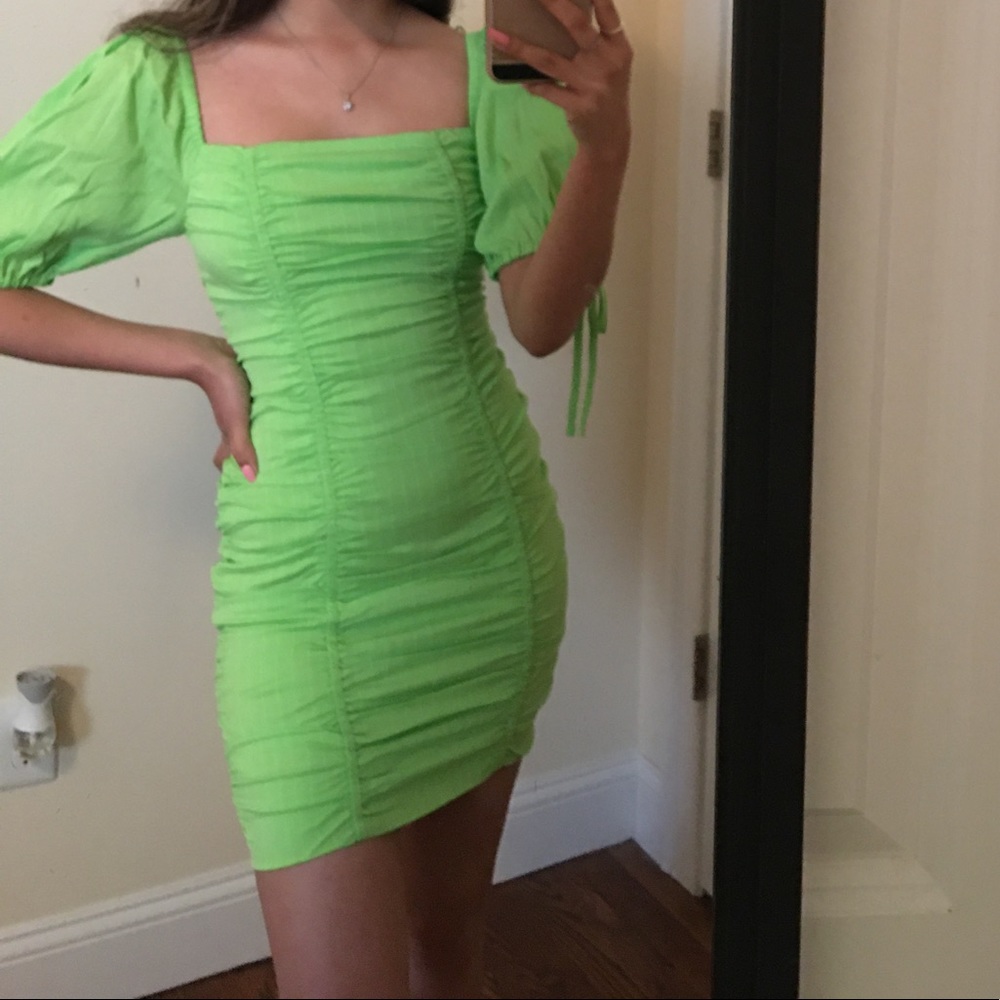 NWOT Moon River Lime Green Ruched PuffSleeve Dress